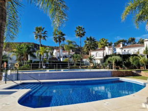 Sun & Palms - cozy flat in quiet neighbourhood with a great pool area